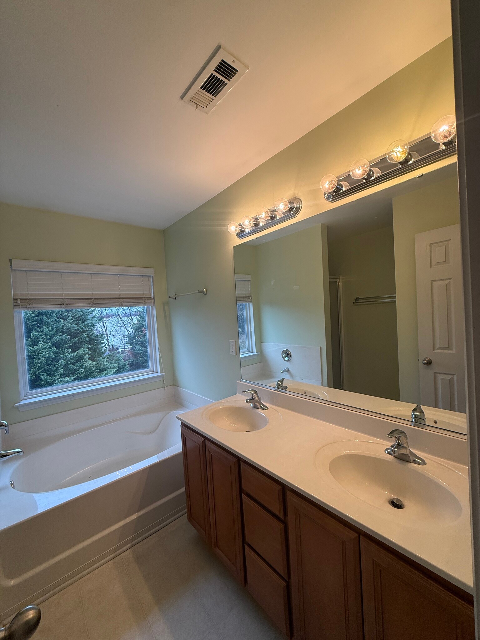 Building Photo - 9568 Kings Parade Blvd