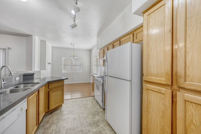 Building Photo - Adorable 1st Floor Condo In Gated Community!