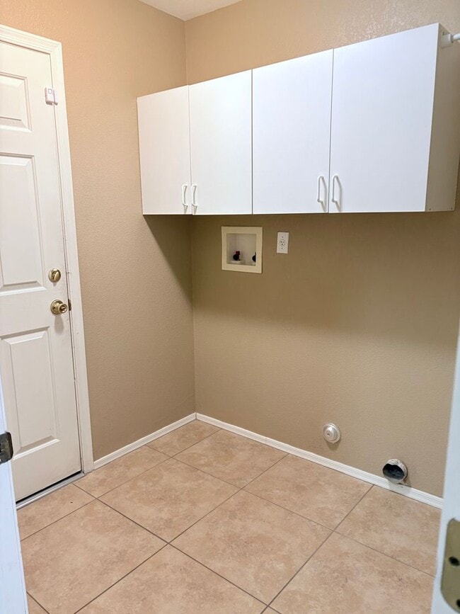 Building Photo - 3 bed/2 bath w/ large backyard in Rita Ran...