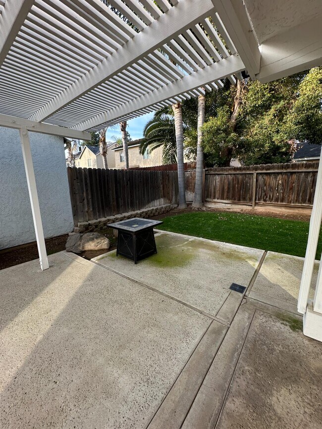 Building Photo - 1816 E Frederick Ave