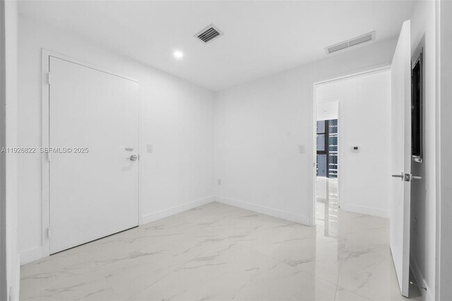 Building Photo - 700 NE 24th St