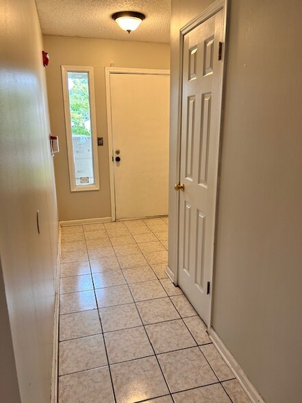 Building Photo - 4294 Tanglewilde Dr S