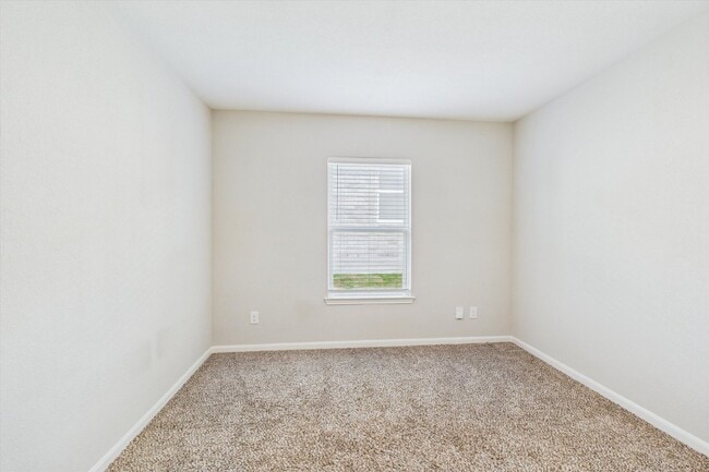 Building Photo - Stunning 4 bedrooms 2 baths single-story h...