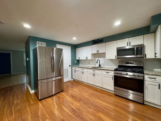 Building Photo - Charming 2 Bedroom/1 Bathroom Townhome in Dundalk, MD!