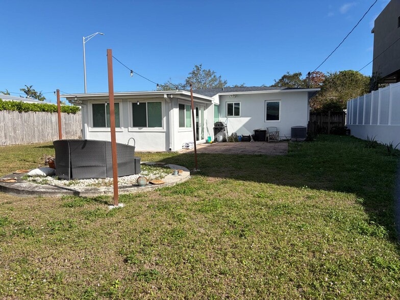 Building Photo - 1531 NE 15th Ave