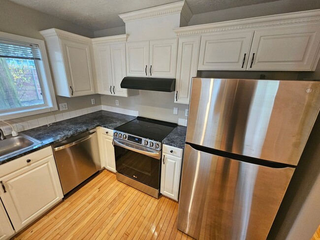 Building Photo - 475 Madrona Ave S