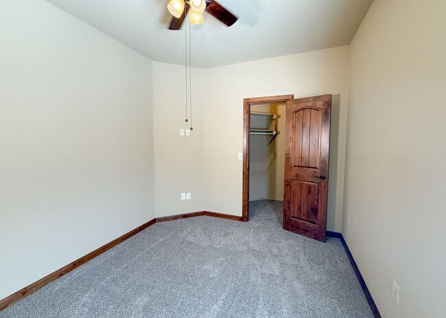 Building Photo - 3 Bed, 2.5 Bath Home in Oxford Park – Open Layout & Tall Ceilings