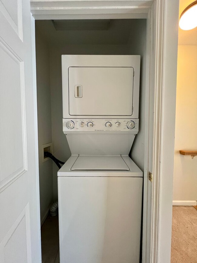 Building Photo - 3-Bed, 3-Full Bath, End Unit, 1-Car Garage!