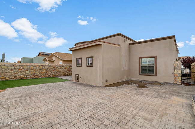 Building Photo - 7249 Long Meadow Dr