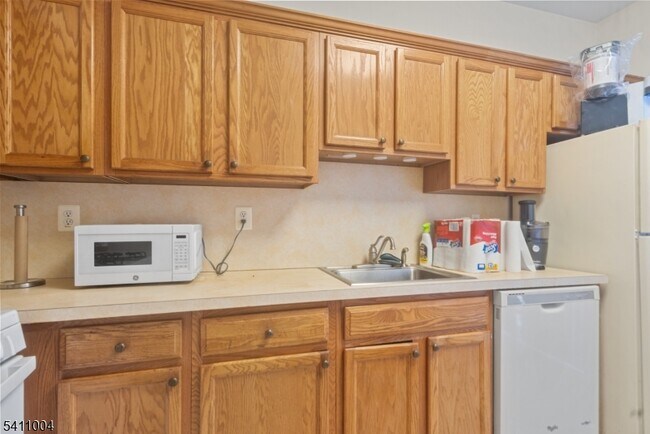 Building Photo - 137 Stratford Dr