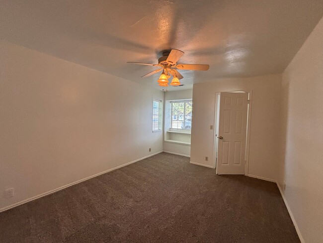 Building Photo - DARLING TOWNHOME FOR RENT!