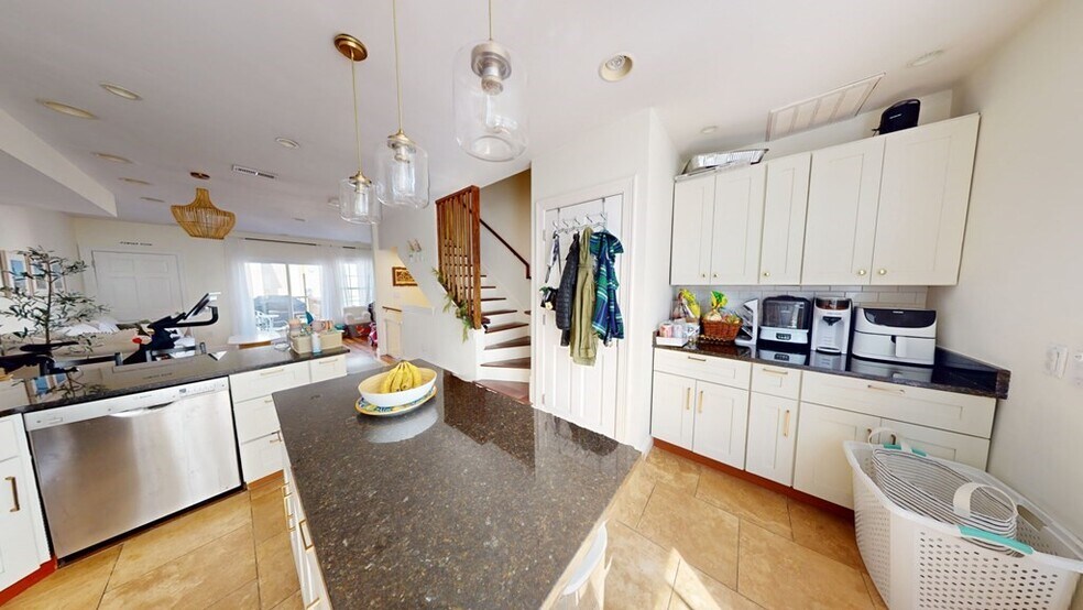 Primary Photo - 272 Bowen St