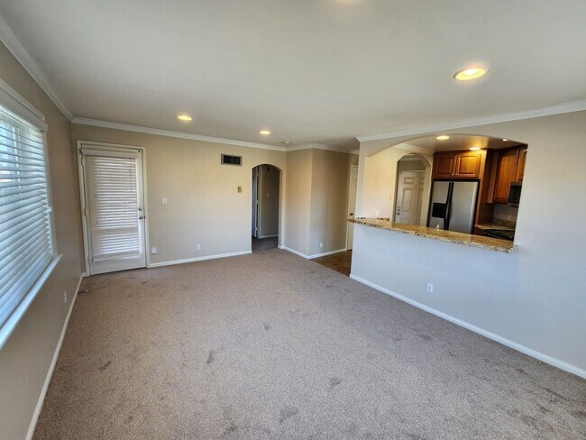 Building Photo - Upper 1 Bedroom Unit Located in Verano Com...