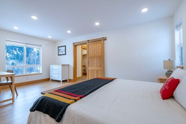Building Photo - Seasonal Rental 11/1/25 - 5/30/26 Modern F...