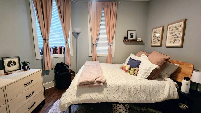 Building Photo - 735 W Belmont Ave