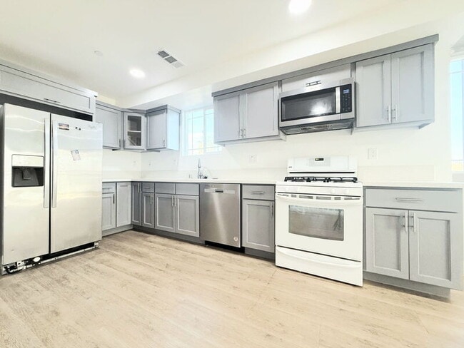 Building Photo - 1731 E 68th St