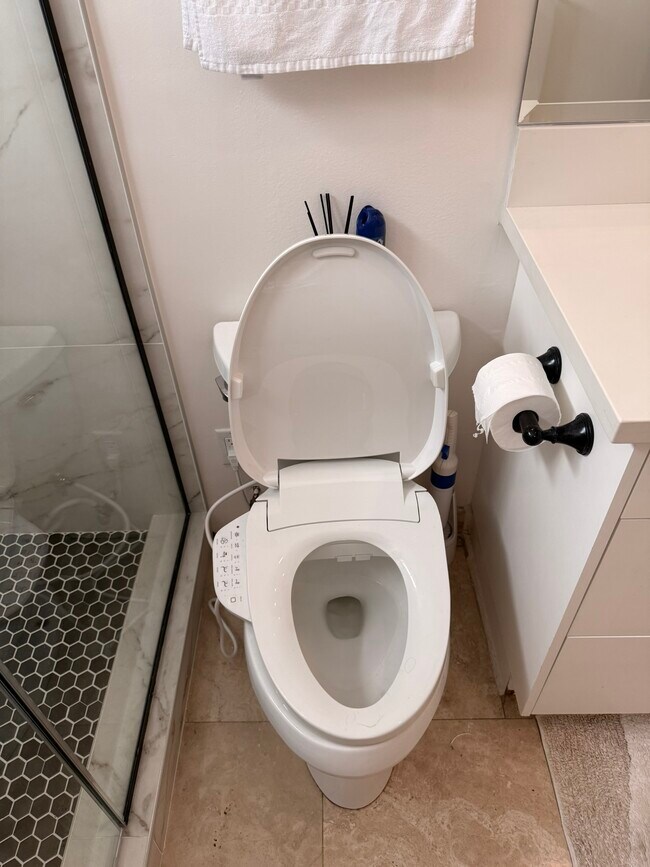 Bidet - 2212 The Strand