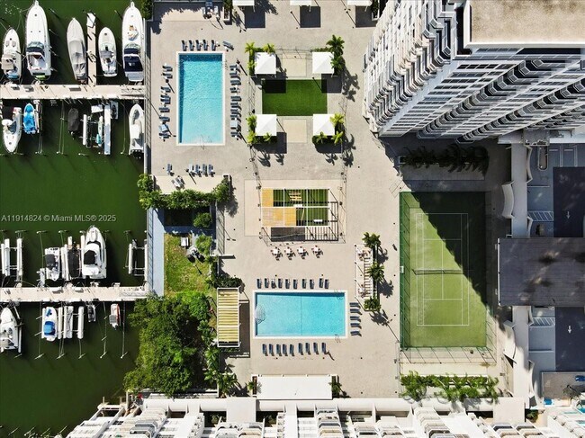 Building Photo - 18011 Biscayne Blvd