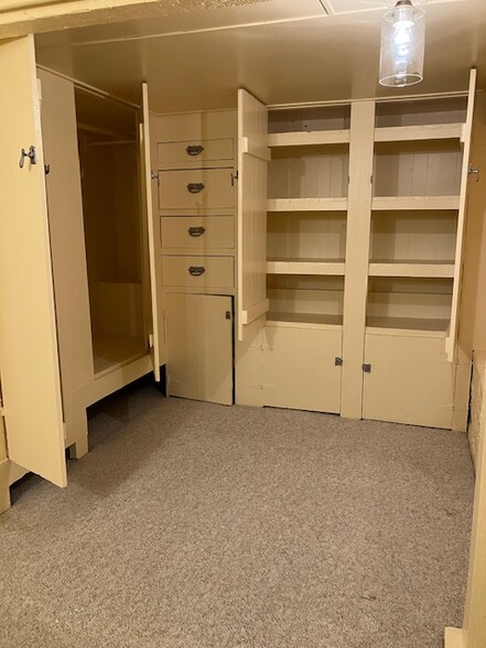 closets - 2272 Silver Ridge Ave