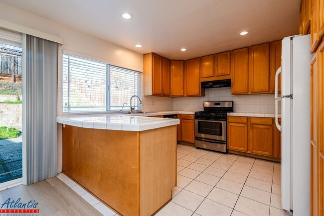 Building Photo - Beautiful & Spacious Home | LVP Flooring |...