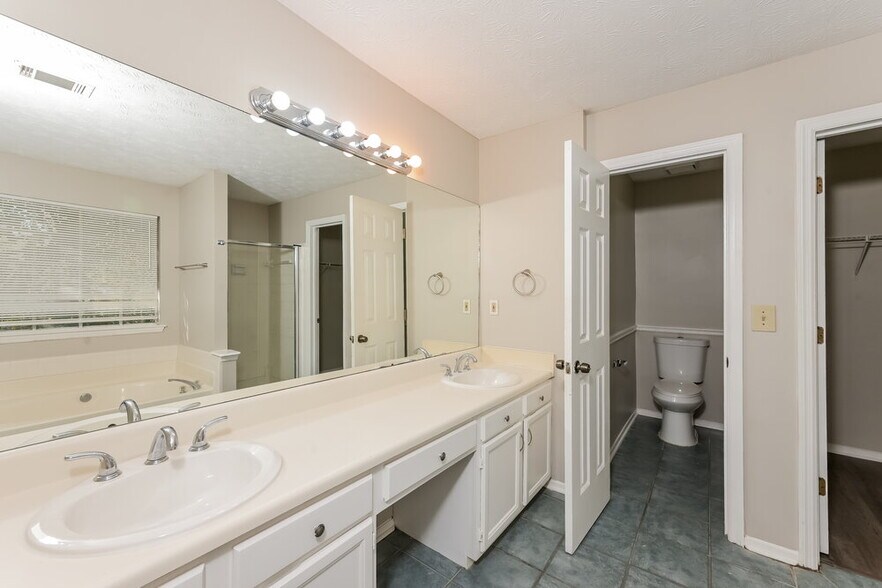 Building Photo - 700 Ashton Ln