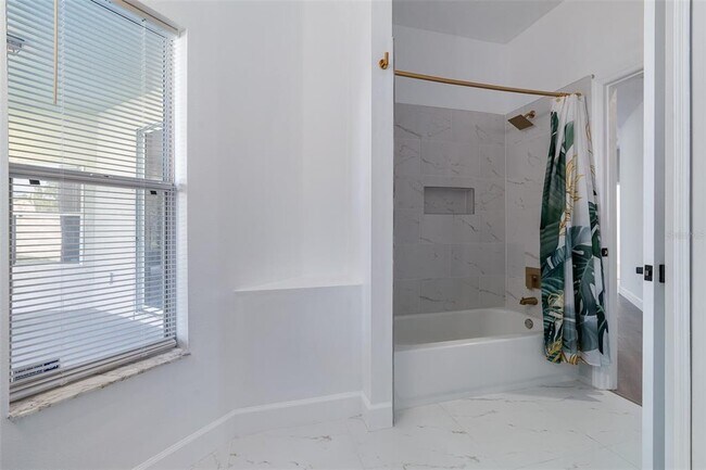 Building Photo - 32 Roxton Ln
