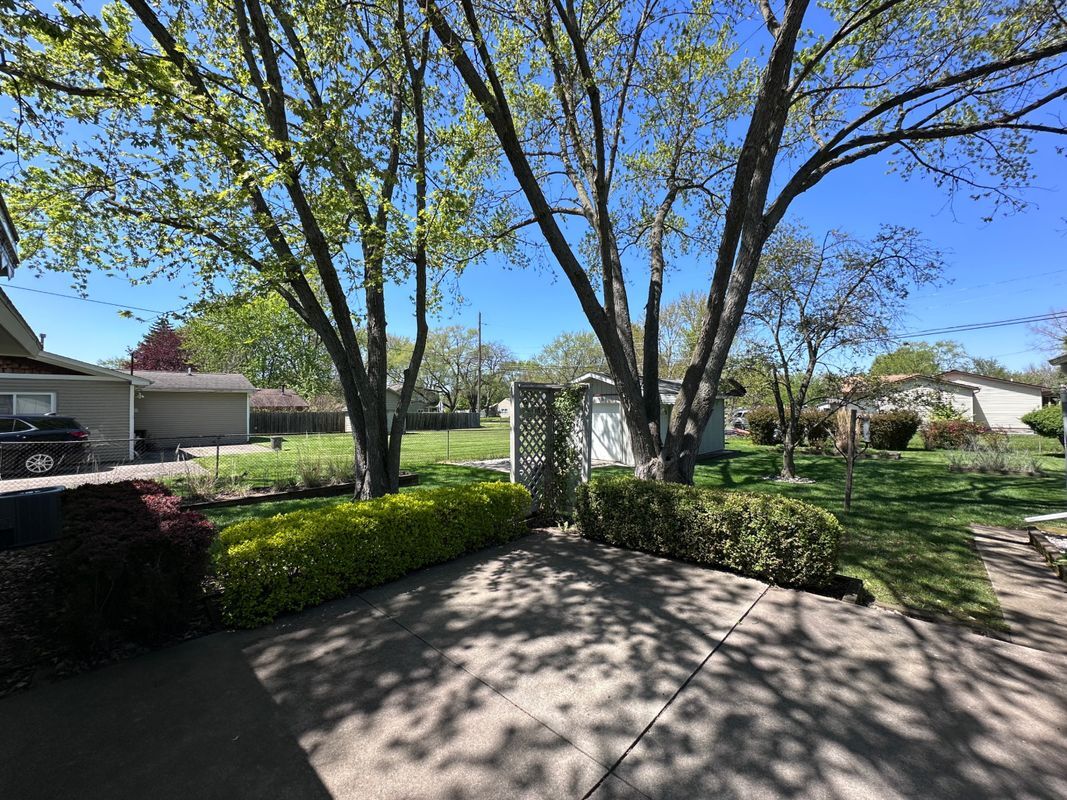 Building Photo - 6284 Woodsdale Dr