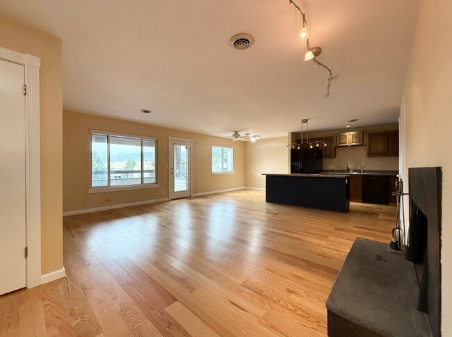 Building Photo - 6590 Delmonico Dr