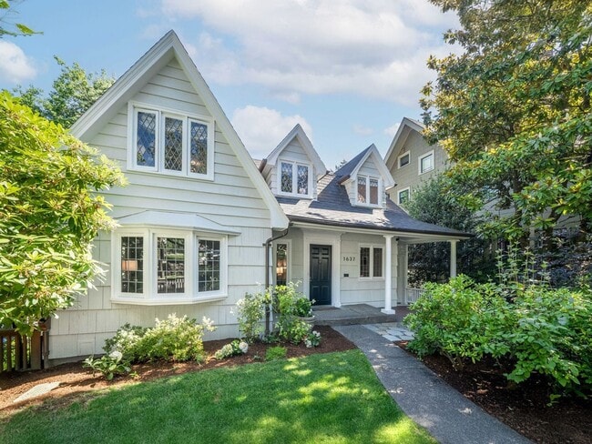 Primary Photo - Gorgeous Victorian Home Ready to Rent! Hug...