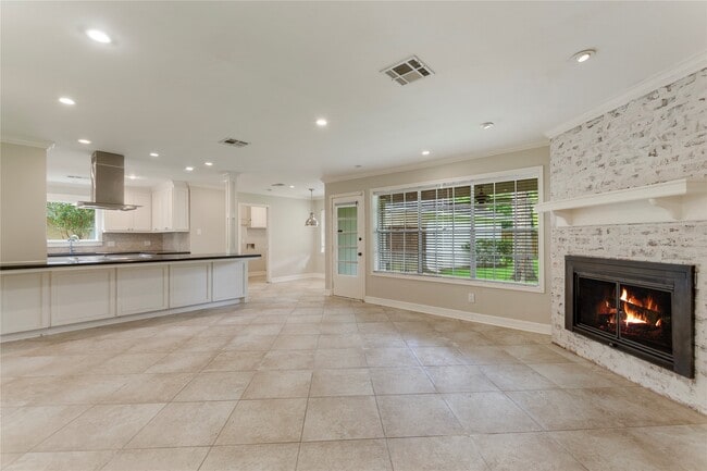 Building Photo - 402 Forest Lake Dr