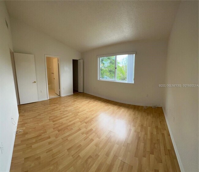 Building Photo - 6225 SW Kendale Lakes Cir