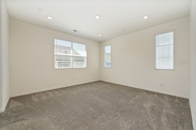 Building Photo - Fully Furnished Mid-term Rental