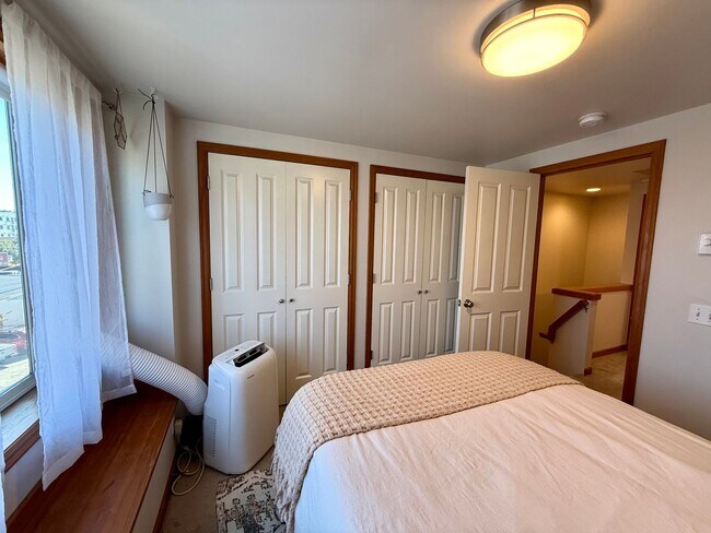 Building Photo - West Seattle Townhome