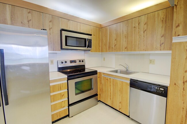 Building Photo - 2301 S Ocean Dr