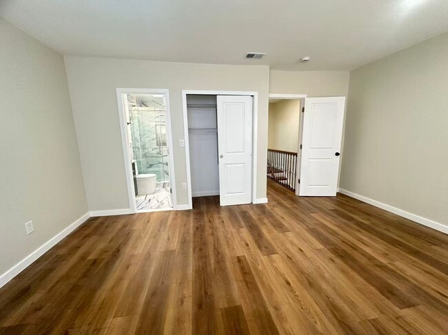 Building Photo - 2b2b house in south Philly Available now
