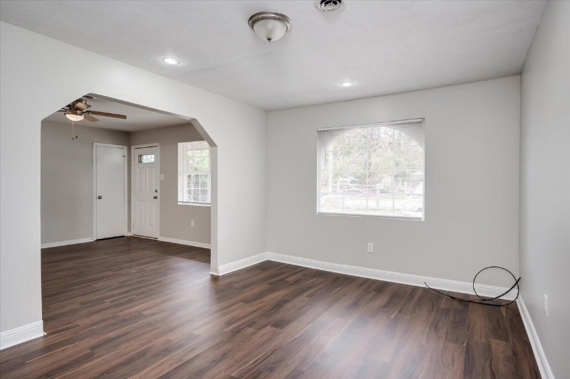 Building Photo - 2922 Dahlia Dr