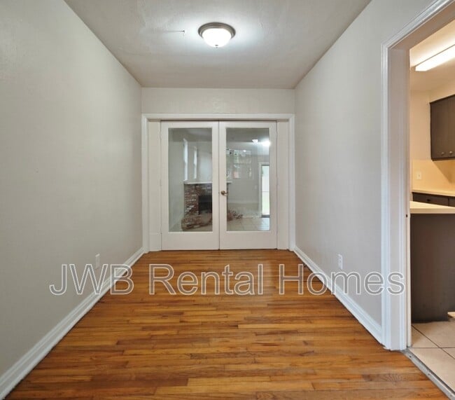 Building Photo - 5517 Lakewood Cir E
