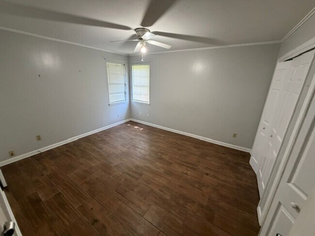 Building Photo - Move in Special ! First month 1/2 off!