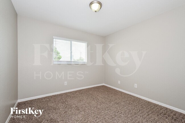 Building Photo - 1125 NE 33rd Ln