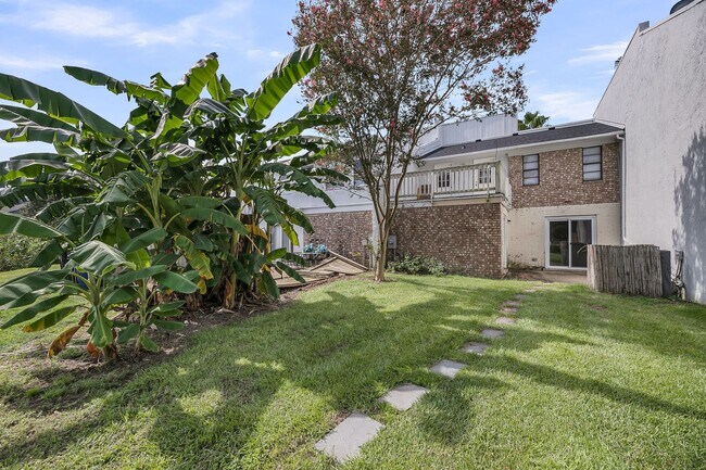 Building Photo - 2 Bedroom, 2.5 Bath Home with Flex Room on...