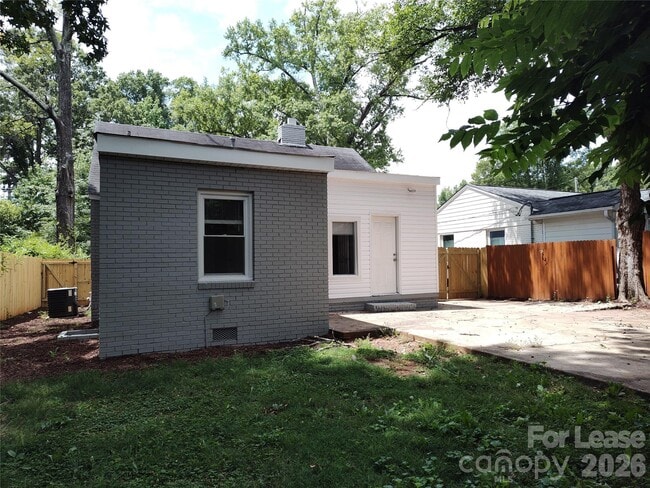 Building Photo - 1405 Shamrock Dr