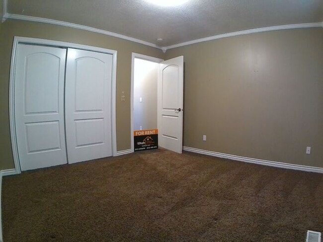 Building Photo - 5 bdrm 3bth Home 3 Car Garage Some utiliti...