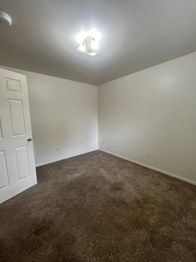 Building Photo - 2-Bedroom 1-Bathroom Apartment in 3 unit building