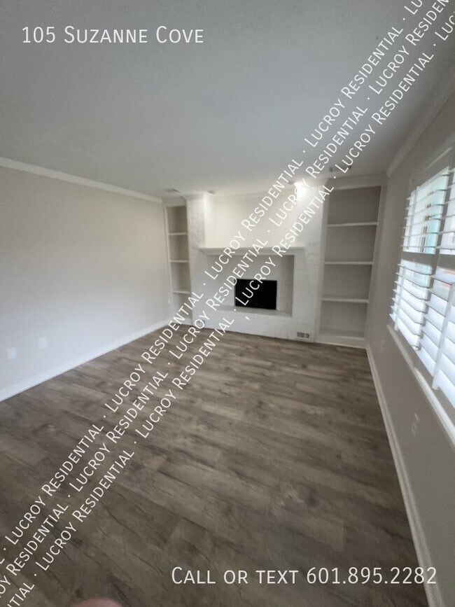 Building Photo - Updated 4-Bedroom Duplex with Fireplace in...