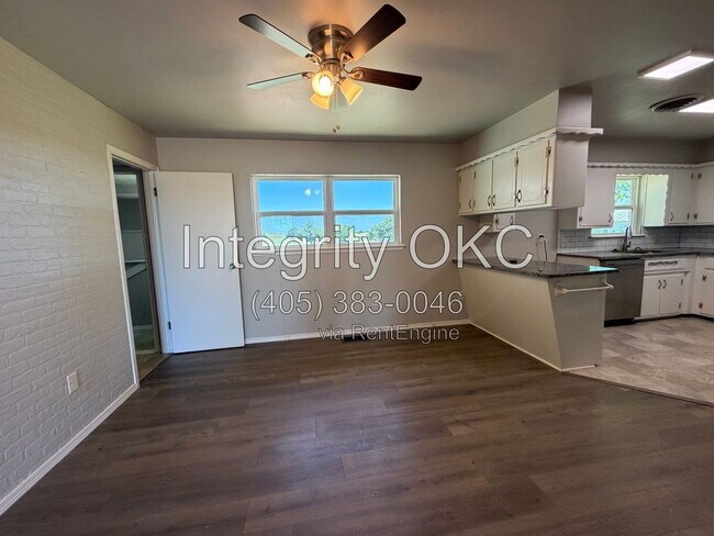 Building Photo - 5150 W Camp Dr