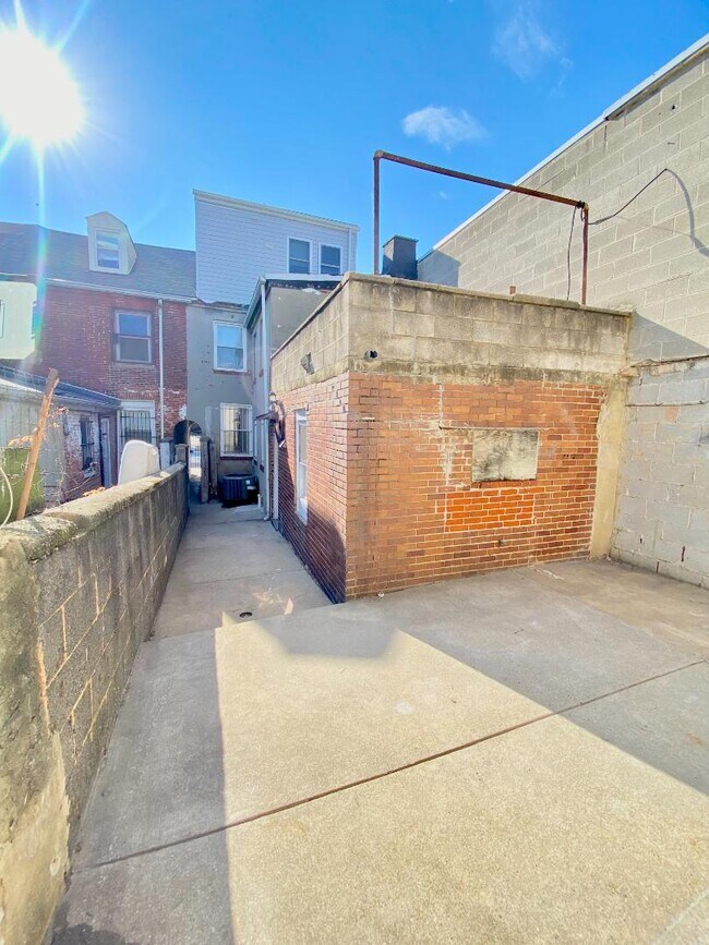 Building Photo - 305 S Central Ave