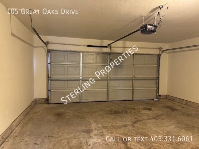 Building Photo - 105 Great Oaks Dr