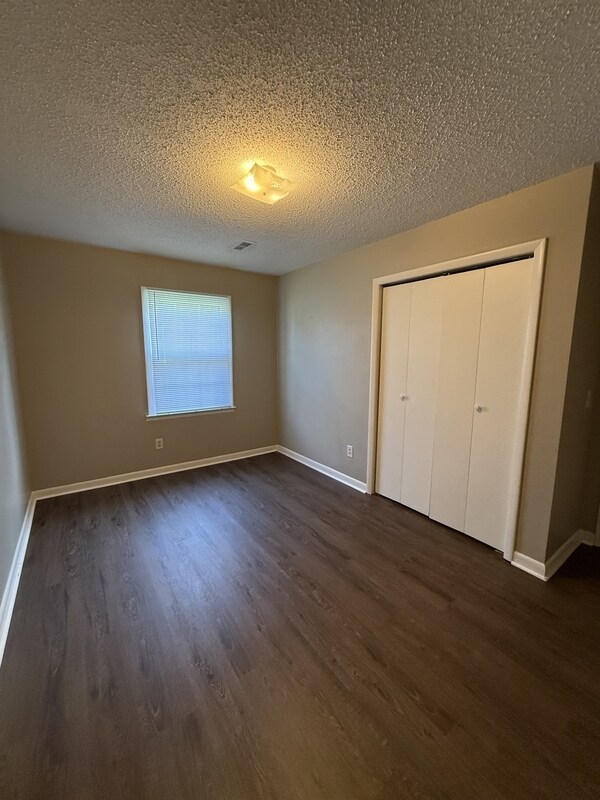 Building Photo - 2217 Villaret Dr SW