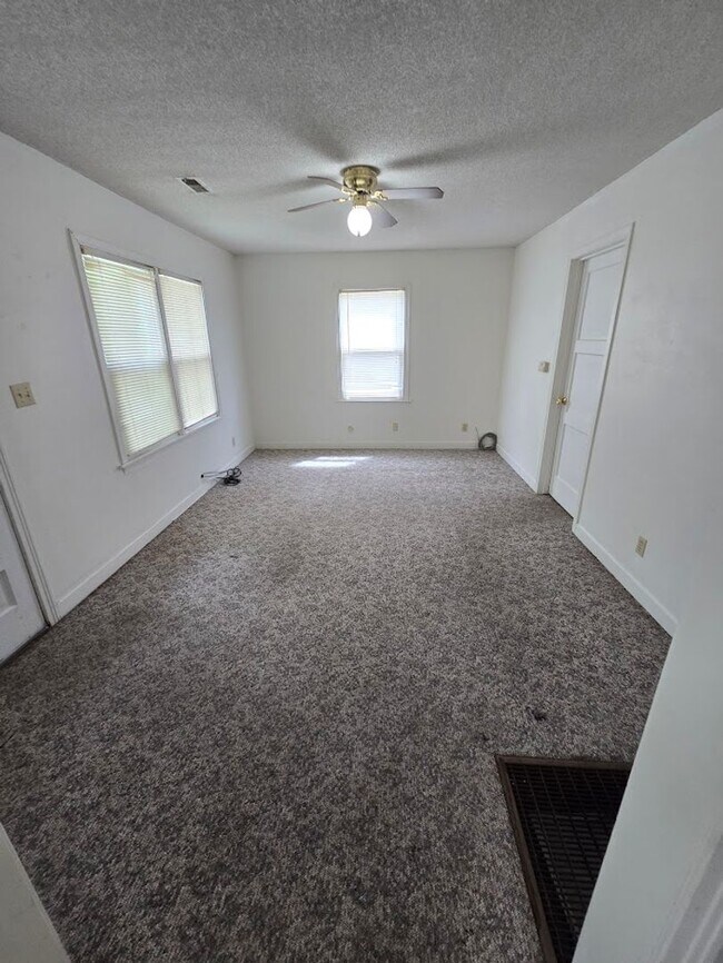 Building Photo - Garfield/6th Duplex