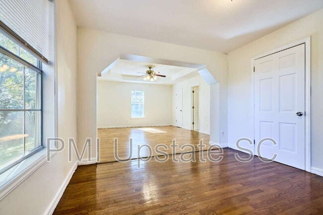 Building Photo - 28 Pine Grove Ln